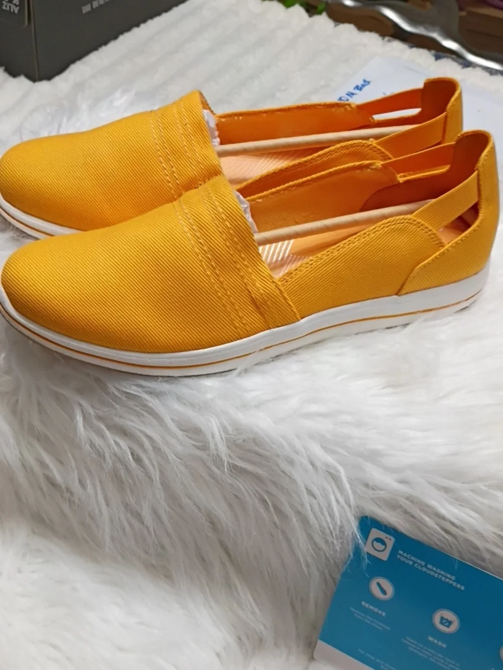 New Clarks Breeze Slip-On Canvas Loafers in Mustard Orange 9 Narrow